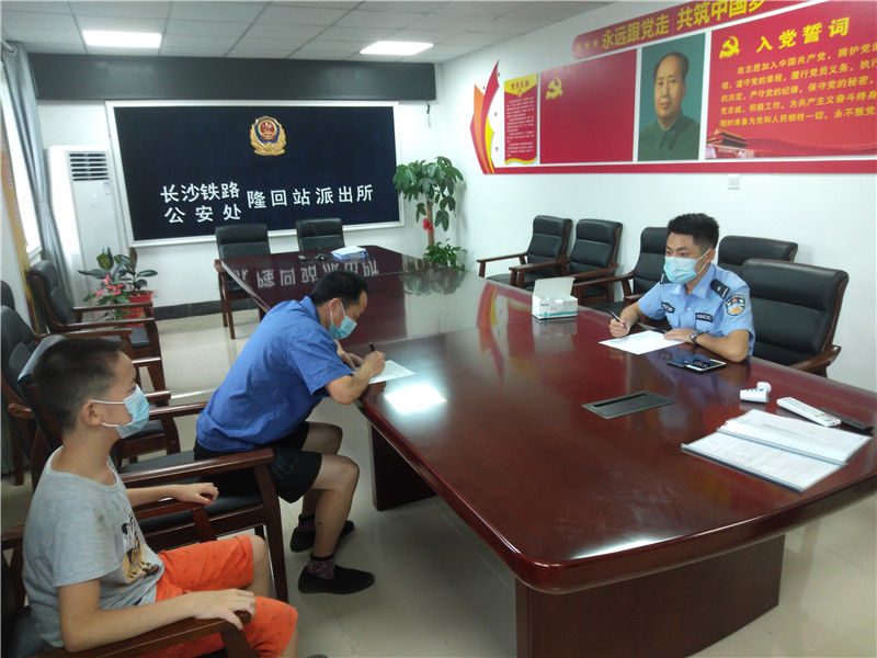  父子|男孩溜进候车室找“爷爷” 一波三折父子终团聚