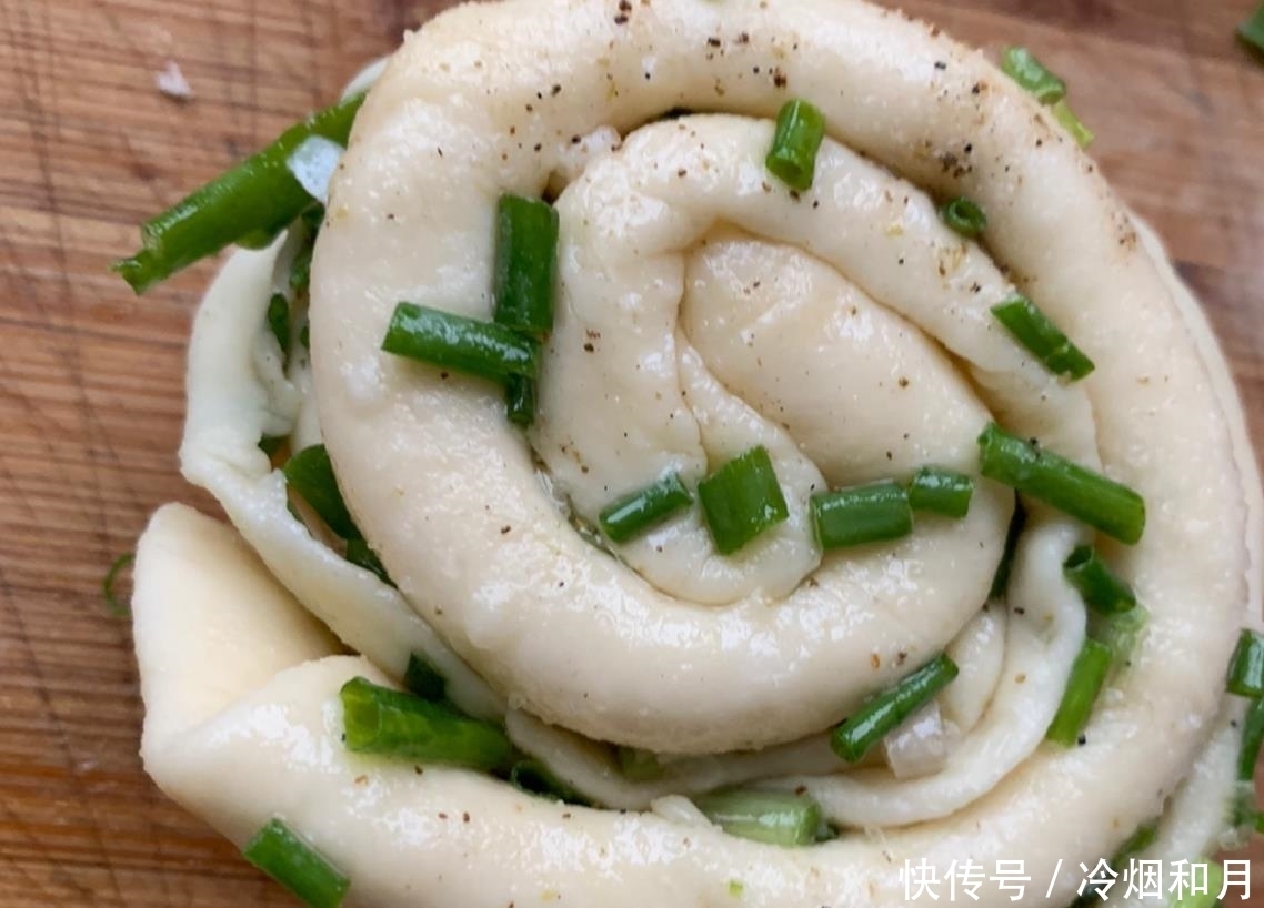  试试|家里有面粉的，一定要试试这款葱油饼，香软多层，比买的好吃