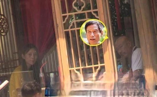  婚姻|62岁老戏骨约会长发清纯美女，单独吃饭同回酒店，30年婚姻有危机