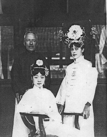 婉容|末代皇后婉容的日常服饰,图2是皇后朝服,图6是日本和服