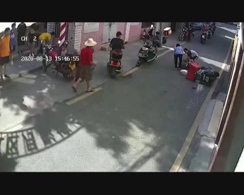  地重|摩托车车主路遇“飞来横祸”，脸朝地重摔倒地，隔着屏幕看着都疼