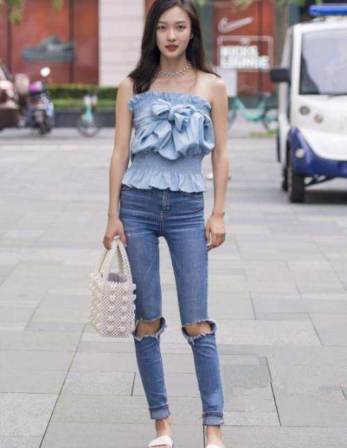  破洞|“花好月圆”的破洞牛仔裤，走走停停的街拍女神，网友：目送你