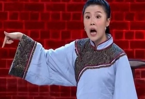  女儿|她离开赵本山之后，又与潘长江合作，今带着女儿一起走红