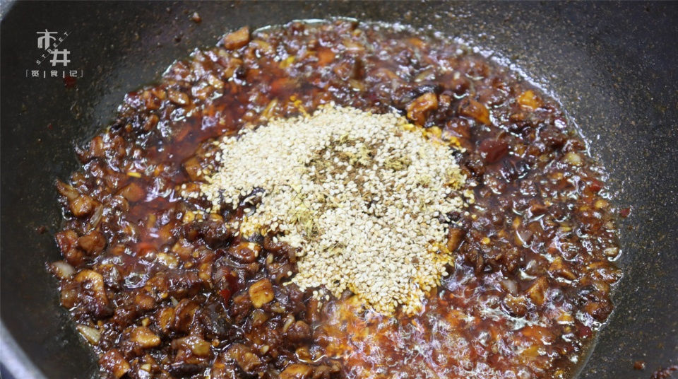  肉丁|自制香菇肉丁酱，拌啥都好吃，20元成本做一大碗，不用去超市买了