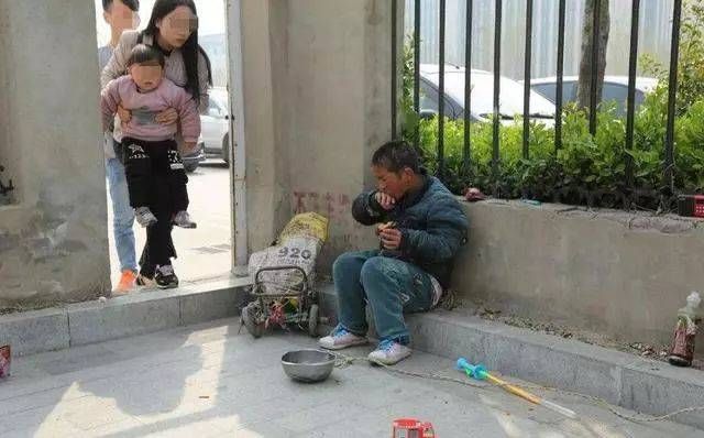 男孩|乞讨男孩叫女子妈妈，女子楞了几秒转头就跑，眼里的泪水流个不停