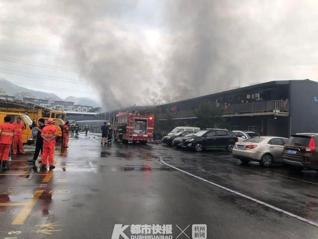 货车|上午杭州一装有沥青货车突然起火,黑烟滚滚