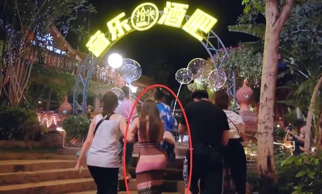  是因为|吉娜称穿针织衫是因为不喜欢减肥，当换上修身连衣裙，身材真实了