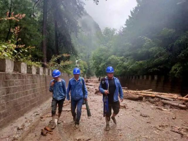  全力以赴|暴雨来袭 电网人全力以赴保供电