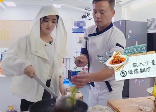  嘴里|林大厨试菜用的夹子，赵丽颖洗都不洗直接塞嘴里，不懂得避嫌吗？