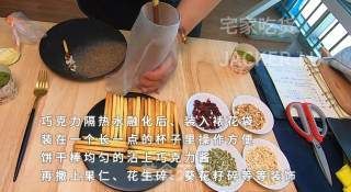 果仁|Pocky巧克力饼干条，甜蜜巧克力外衣，裹上香脆果仁，满满奶香的饼干棒，入口嘎嘣脆。