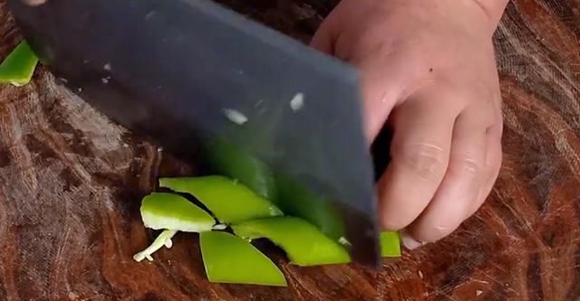  难怪|醋溜白菜，先放醋还是先炒白菜？厨师长：都不对，难怪炒的不好吃