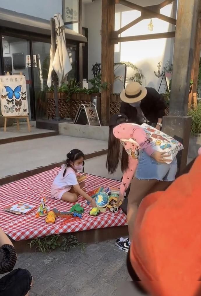 夫妇|5岁饺子摆摊卖二手物品，摊位前挤满顾客，包贝尔夫妇全程跟随