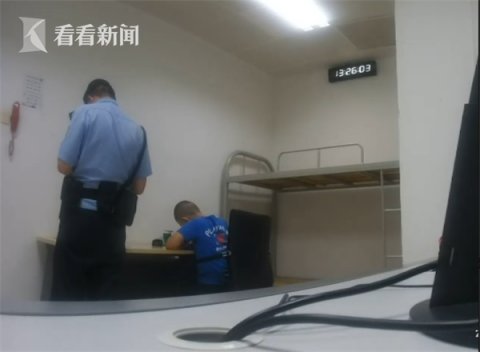 套话|8岁男童进地铁站＂大闹＂ 民警陪做数学题套话...