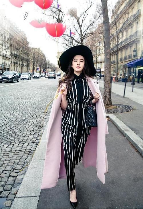 元素|刘亦菲又穿条纹元素，一件条纹裙坐在敞篷车上，佩戴金项链显贵气