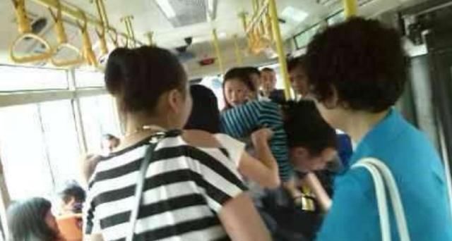 漏尿|坐车时因颠簸，女子漏尿遭嘲笑，男孩的一番话，整个车厢安静了