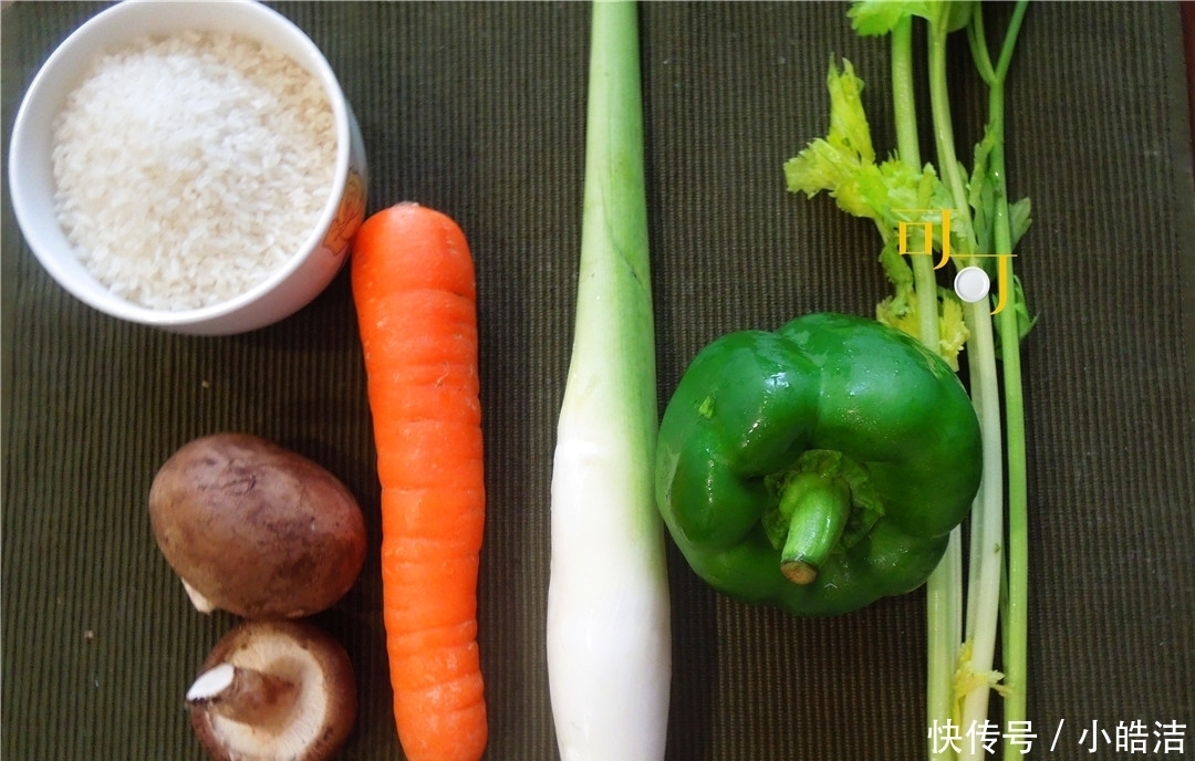 食材|最适合夏天吃的焖饭,不用开火,五种食材一起焖,每人两碗不够吃