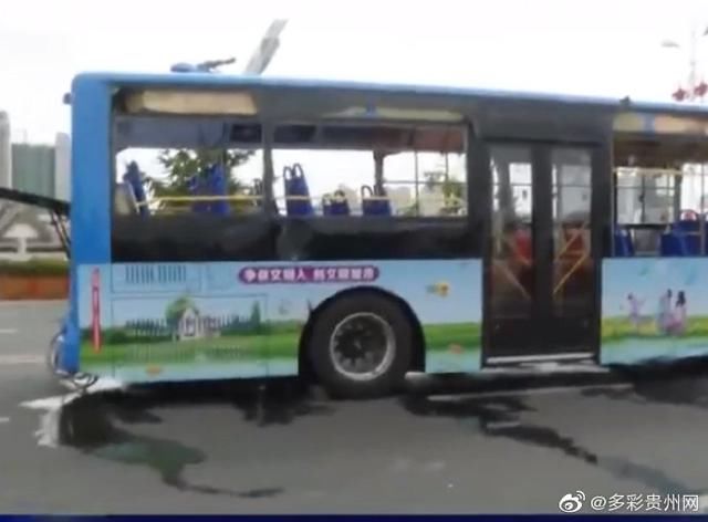  事件|公安部副部长赴贵州调查公交车坠湖事件，已搜救出37人