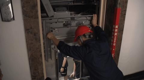  故障|金山一台电梯突然停运...但被困电梯里的人却一点不害怕？