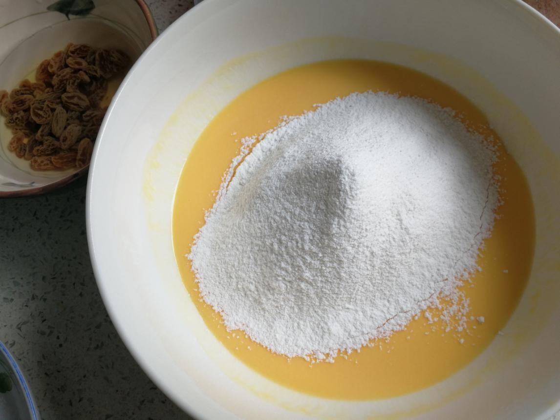 蛋糕|蒸个酸奶蛋糕吃吃,鸡蛋打发失败,成品不蓬松但Q弹,味道还挺好