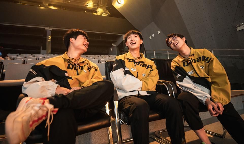  QG|QG全员憨憨？坐在台下看自己视频傻笑，也太治愈了吧