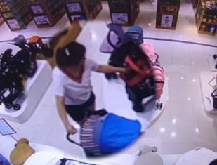  父母|城事丨女士带孩子竟做这事？别忘了父母是孩子的第一任老师！