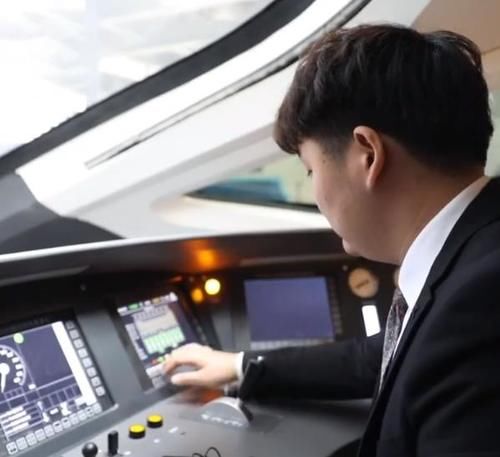 进校园|高校斥资千万将高铁“开”进校园，学生上课似上班：全国首例