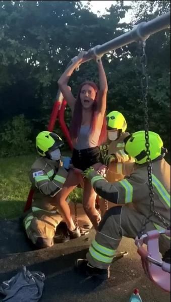  秋千|尴尬！英14岁女生为拍视频挤进儿童秋千被卡，最后向消防员求助