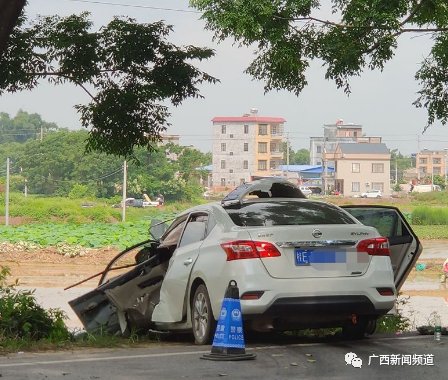  记录仪|广西合浦双江桥附近路段两轿车正面剧烈相撞，2人当场遇难2人受伤，记录仪拍下撞击瞬间