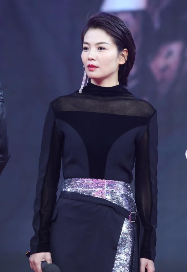  穿搭建议|刘涛气质太“贵气”了，穿黑裙优雅大气，发呆都很“霸气”