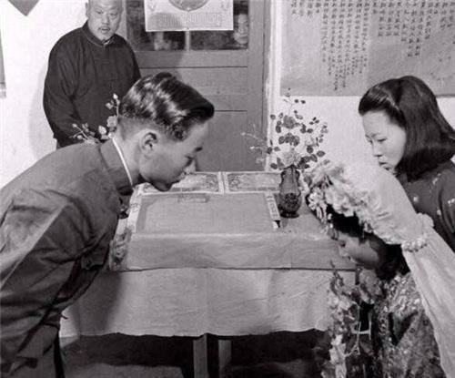 新娘|73年前一场包办婚礼:2人皆未成年,新郎一脸稚气,新娘没有笑容