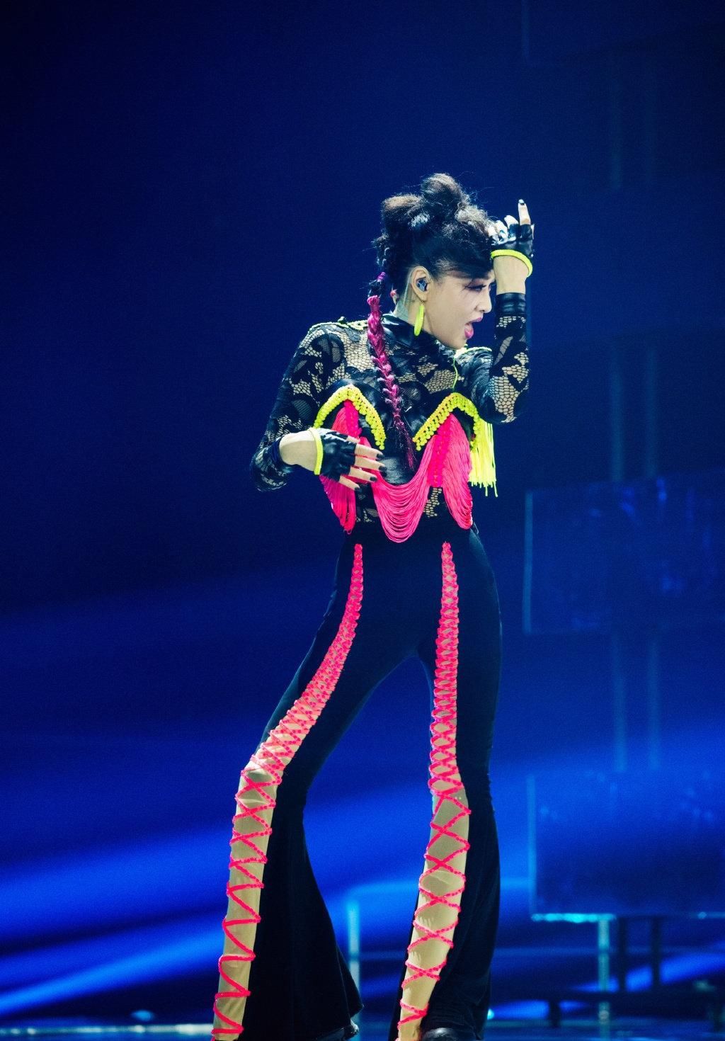  热议|《乘风破浪的姐姐》阿朵被淘汰引发热议。