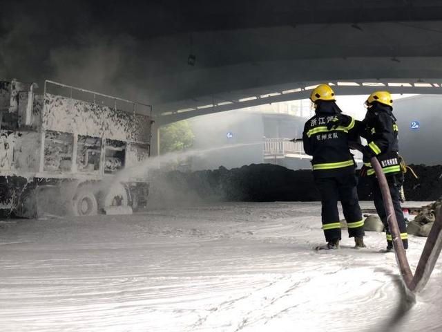 货车|上午杭州一装有沥青货车突然起火,黑烟滚滚