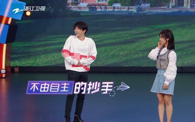  实力|沈腾扔完鞋后摔倒在地，谁注意华晨宇干了啥？实力圈粉！