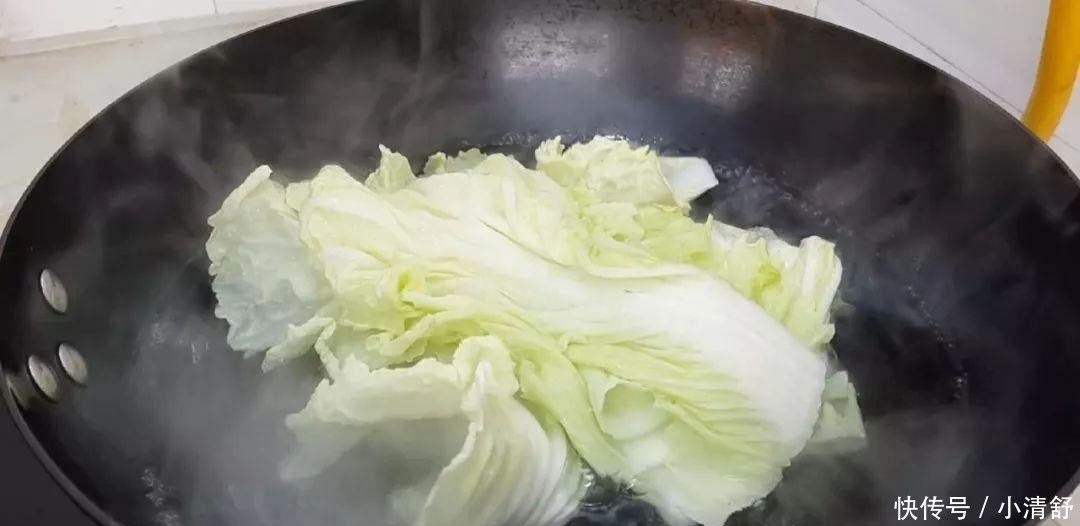 比水|1颗白菜,1块猪肉,教你简单一做,比水煮肉片都好吃,越吃越过瘾