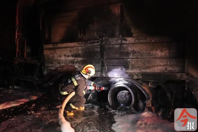  车上|北环高速上特种作业车突起大火，车上沥青也烧起来了