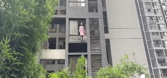  吵架|和老公吵架后 女子站5楼窗沿哭喊近2小时