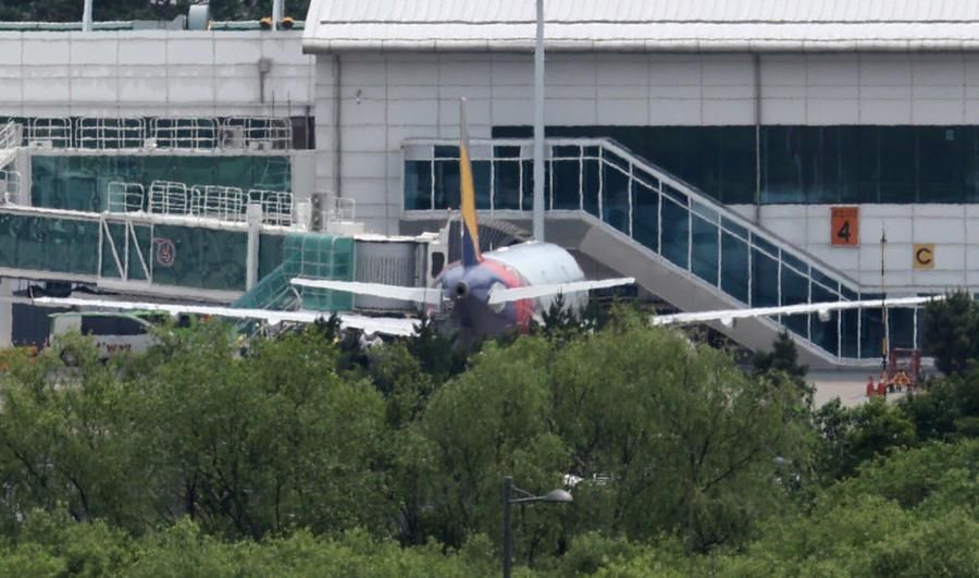 就为透透气？空中打开飞机舱门的乘客或面临10年监禁