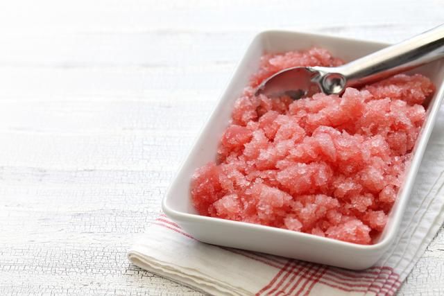 勺子挖着吃|不吃西瓜夏天不完整?吃西瓜虽好,但要注意这5大禁忌