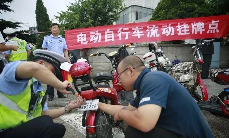  电动|一致好评丨招远交警冒雨走上街头帮电动自行车上牌!