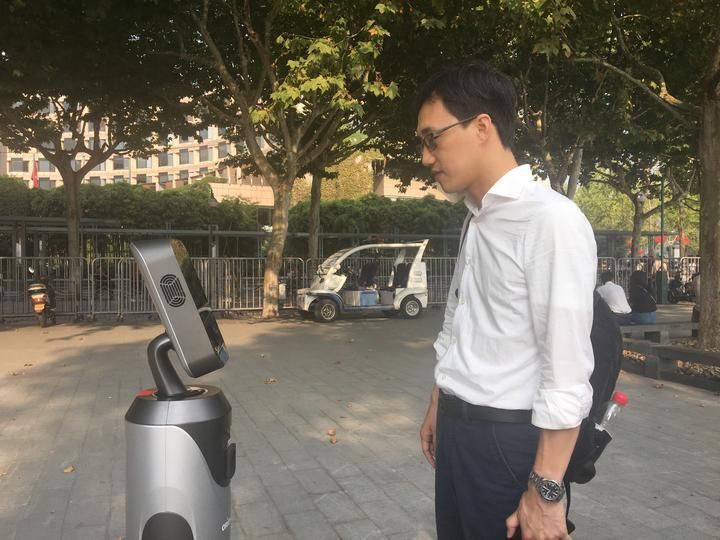  商场|太萌了！余杭商场惊现机器人警察！实现安保“最后一公里！