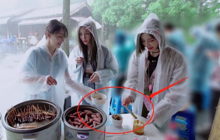  接地|郑爽陈哲远和THE9队员录制节目，雨天吃路边小吃，举止太接地气了