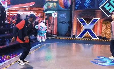  布布|《街舞》王一博与布布battle，迅速学会小绝招，膝盖却承受不住了