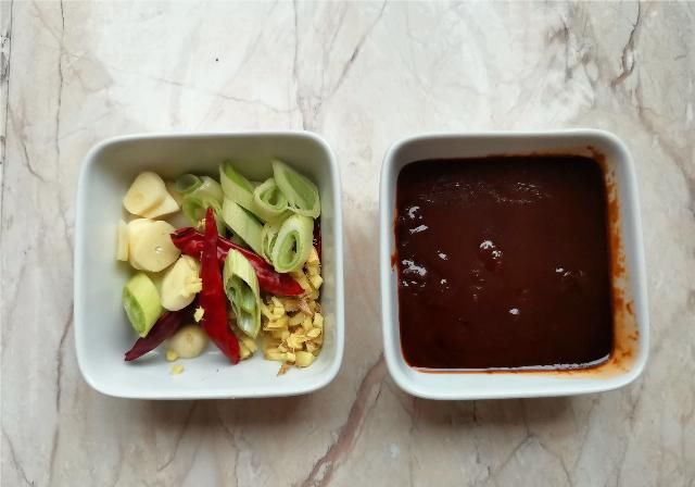 东北|小野生鱼怎样做好吃，东北小鱼酱的做法，酱香味浓，开胃下饭