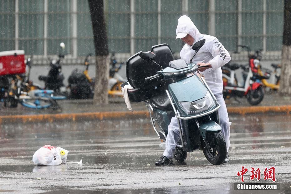 快评丨网友吵翻“暴雨天该不该点外卖”，关注点别跑偏