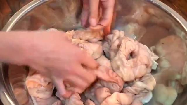  猪大肠|清洗猪大肠，不能加盐，用它来洗更干净，做出来也更美味！