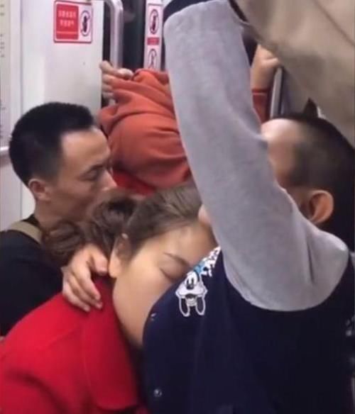 小男孩|男孩地铁上守护熟睡妈妈，让妈妈枕在腿上安心入睡，网友：真暖心