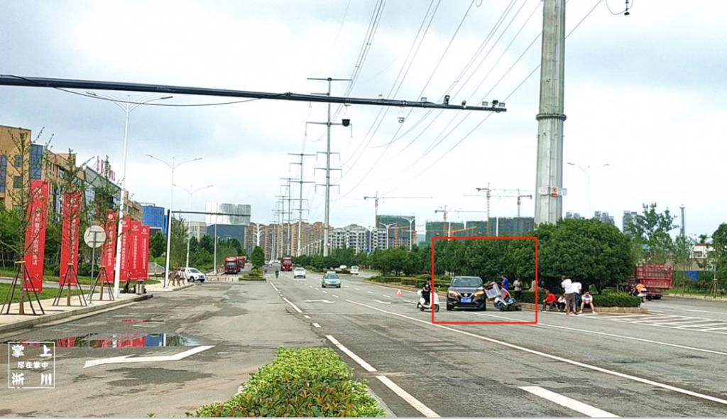  三桥|车祸！事发淅川三桥，一轿车与电动车碰撞！