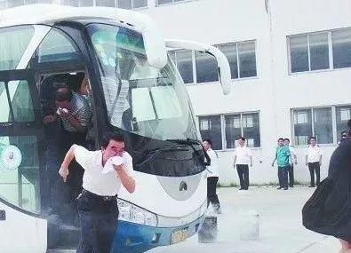  车辆落水|贵州公交车冲进水库，车辆遇险如何自救？这些逃生方法您必须掌握