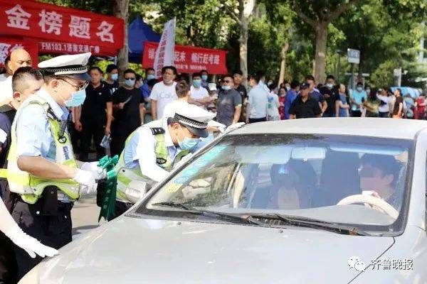 交警|母亲把高考女儿送错考点当场痛哭 现场执勤交警赶紧上前安抚