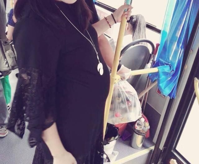 孕妇|“买不起车生什么孩子？”孕妇挤公交被骂，小学生仗义执言太漂亮